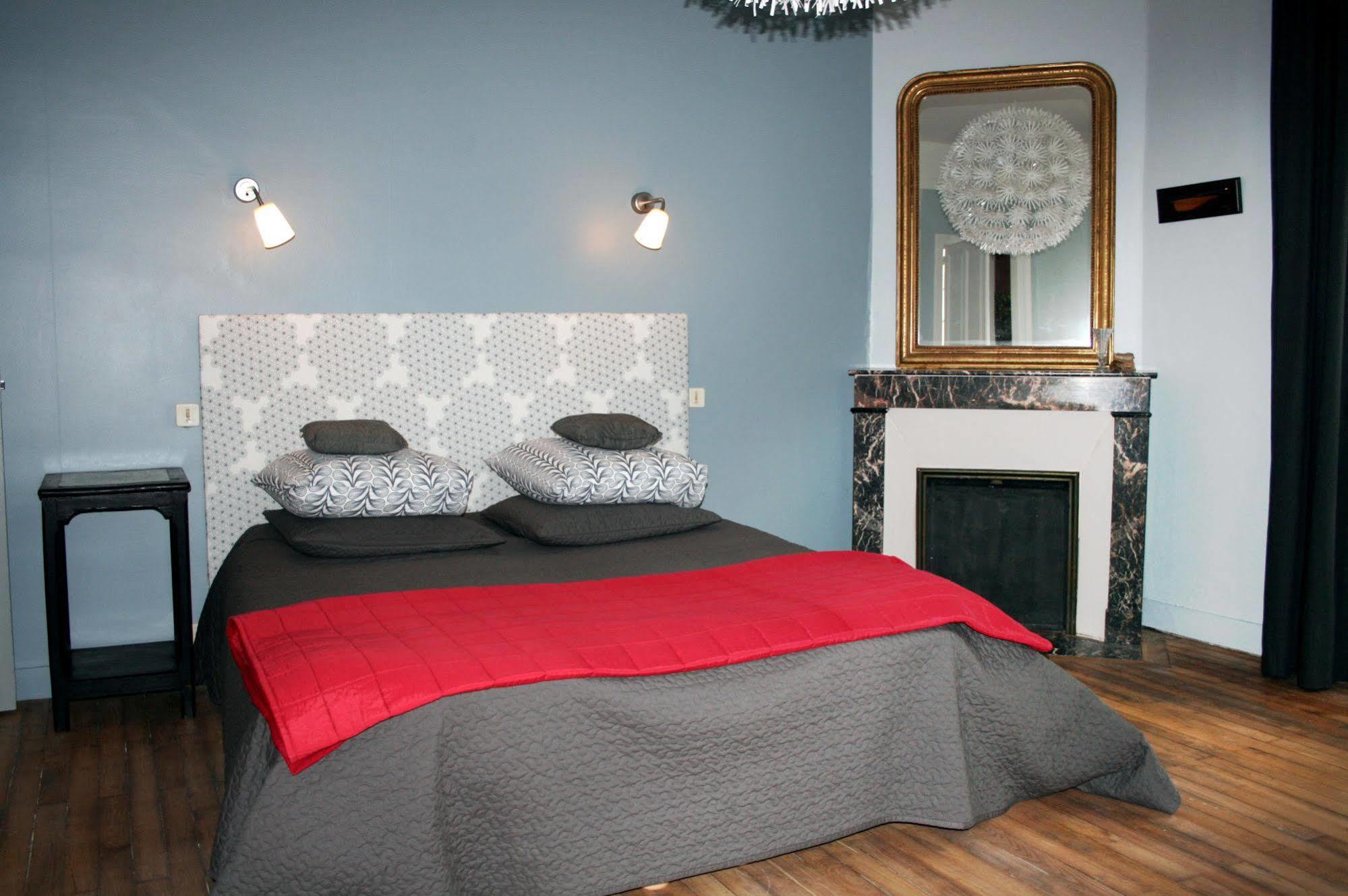 เลอ 14 แซ็งมิเชล Bed & Breakfast โฌสแล็ง ภายนอก รูปภาพ